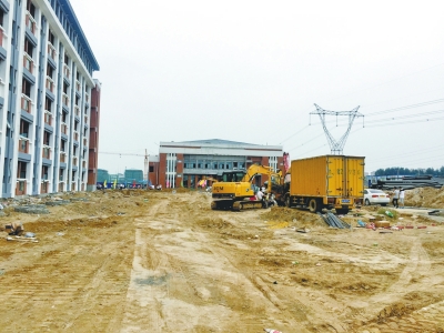 濮阳高中机器轰鸣变工地 垃圾遍地学生隔围栏