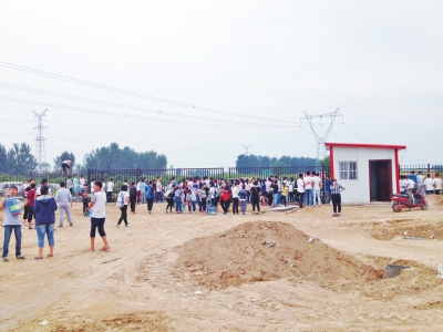 濮阳高中机器轰鸣变工地 垃圾遍地学生隔围栏