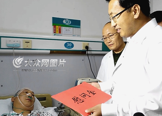 9月10日下午，济南市副市长王新文专程赶到医院看望被打环保执法人员陈伟。