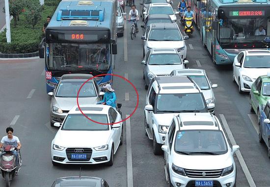 郑州市民开车正常行驶遭遇鬼探头 赔几十万医
