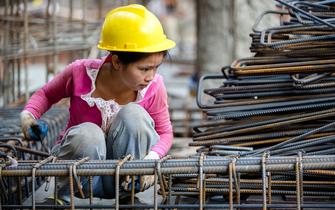 实拍杭州90后女民工的一天