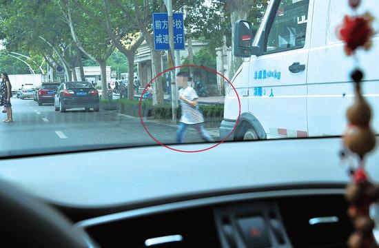郑州市民开车正常行驶遭遇鬼探头 赔几十万医