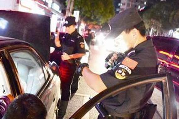 残疾人开车送问候车上藏伪基站被特警查获