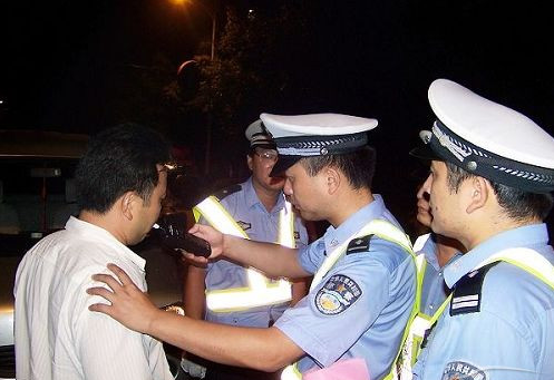 温州男子酒驾演技高超 吹气吹13次也测不出结