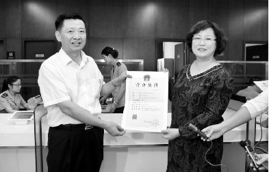 省工商局局长王永高(左)向罗华颁发三证合一