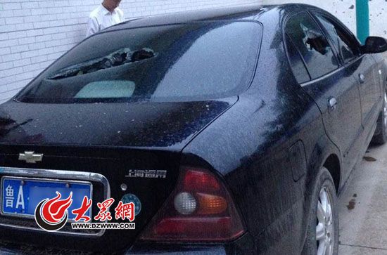 車輛的6面車窗玻璃均被砸壞