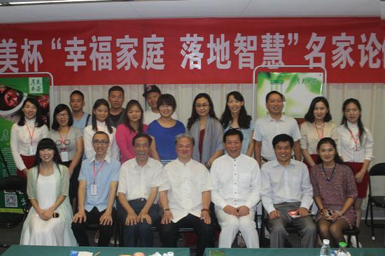 參加“幸福家庭、落地智慧”名家論壇的部分代表和幸福老師（前排中）合影。