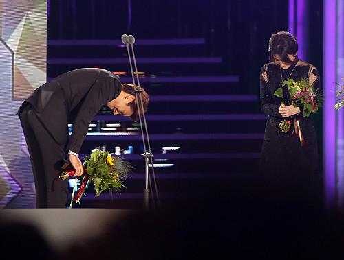 李英爱获李敏镐鞠躬致谢