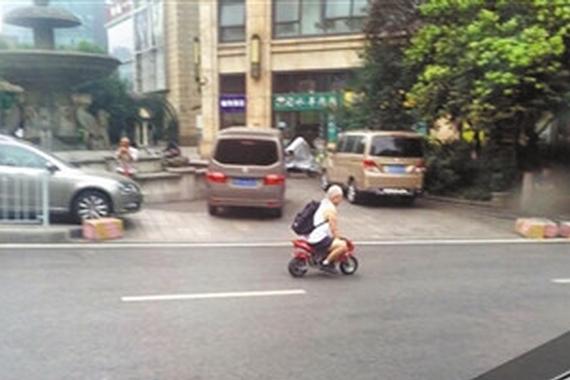 大爷骑迷你摩托街头飙车 警方：将处罚