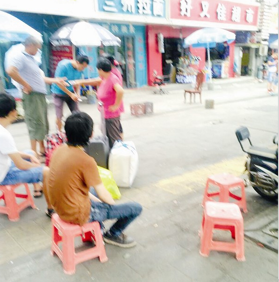 武汉宏基汽车客运站旁出现站外站 乘客被转卖