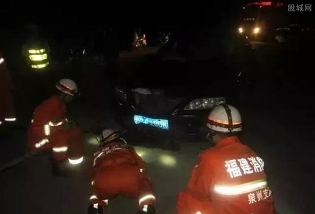 2男1女深夜买避孕套遇车祸 一死两伤