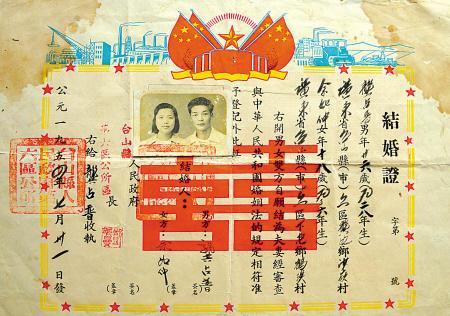 宁波男子收藏结婚证书超千张 希望建个婚证博