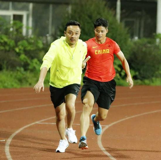 中国男子田径4x100m接力队惊现长沙 汪涵接棒
