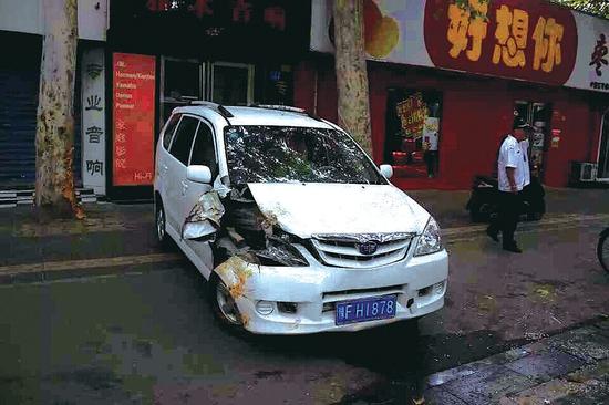 司機錯踩油門沖向人行道