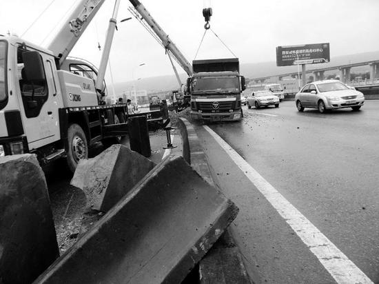 救援車輛吊起肇事大貨車