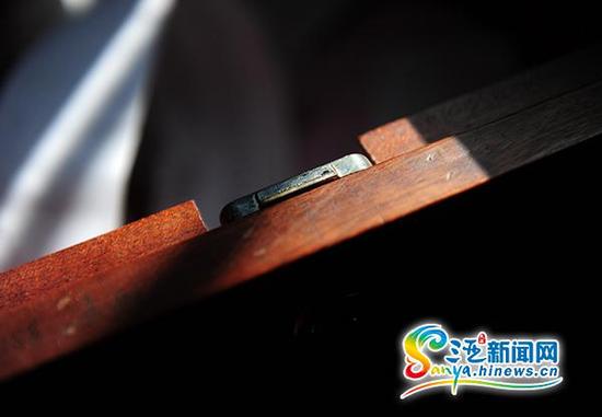 9月11日,报料人家中放现金的抽屉锁完好无损。(三亚新闻网记者沙晓峰摄)