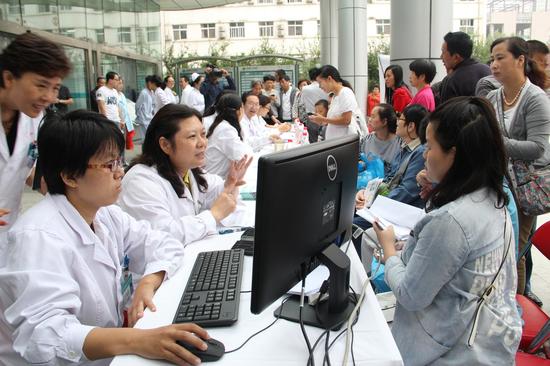 河南省人民醫院醫生現場為女性免費檢查