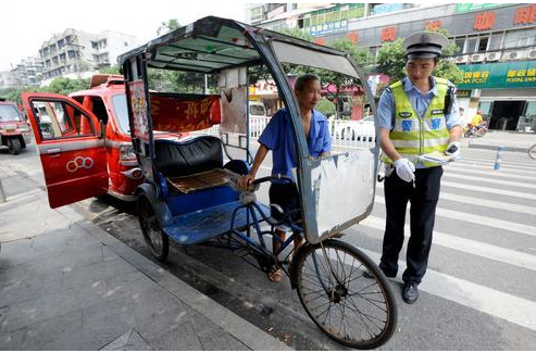 主城最后的人力客运三轮车:本月将开始退出市场_新浪重庆_新浪网