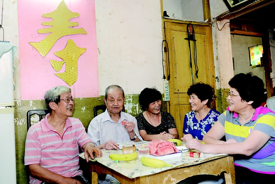 图为:昨天是梅家的回家团聚日,子女们集体回家陪父亲(左二)