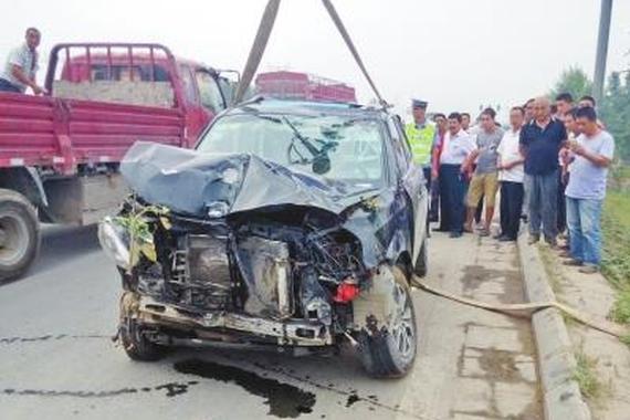 男子洗浴不结账穿浴袍驶离 撞两车翻沟中