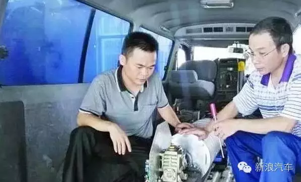 全冠学在讲解装置(右)