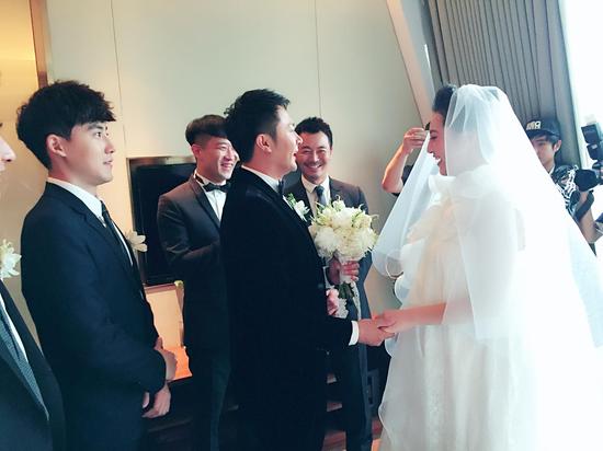 印小天大婚娇妻婚纱掩孕肚 _手机新浪网