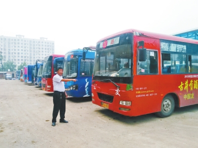 停放在院內(nèi)的公交車