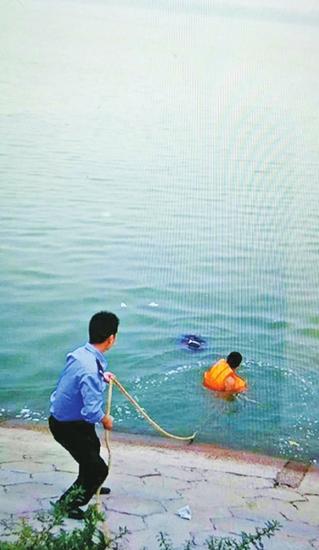 民警正在營救落水女子