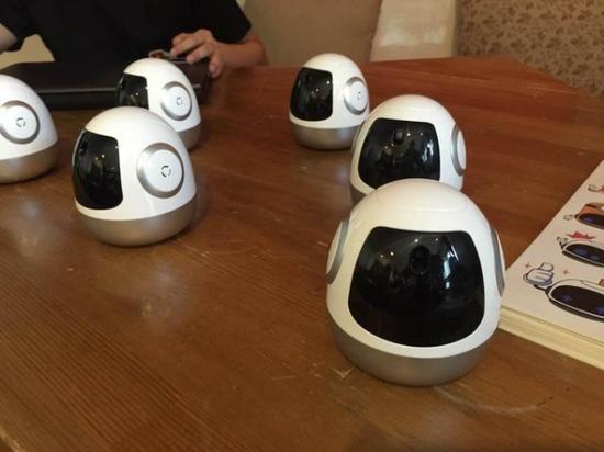 居家好伙伴 家庭迷你机器人布丁亮相