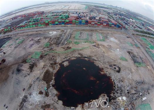 天津港爆炸核心区现场留下的水坑（9月11日摄）。新华社发