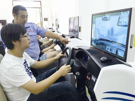 江城驾校引进模拟练车仪 一台7万价格堪比真车