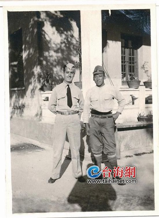 哈罗德和日兵合影,两人脸上竟都带笑