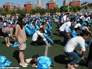 小学举行入学仪式 学生向父母下跪