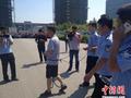 中新网南京9月12日电 (刘林)9月10日上午7时许,在宿迁经济技术开发区北二路侧一处偏僻菜地内,发现一具女尸,经勘察系他杀。12日上午,宿迁警方发布通告,嫌疑人张某被抓获,张某为安徽籍,1973年出生,是附近建筑工地工人。据其交代,当天晚间偶遇受害人,心生不轨上前猥亵时遭激烈反抗,冲动之余将对方杀死。
据了解,受害人周某系附近一家酒店服务员,26岁,宿迁市泗阳县人。受害人9日晚间在市区参加会计资格考试的夜班学习,在下课后返回酒店的途中遇害。记者在现场看到,从最近的公交站台到该酒店须经过一条极其偏僻的道路,周边工地众多,路北侧则是一块种满大豆、玉米等农作物的农田,周某正是在此处遭遇不幸。
嫌犯张某供述,当天晚间22时35分左右,他沿该路从由西往东走,受害人周某迎面过来,因天色已晚周边空无一人,遂心生歹念上前搭讪调戏,并动手猥亵。却不想遭到周某强烈反抗,冲动之余张某使用随身携带的短柄匕首将受害人割喉,之后将奄奄一息的受害人拖至路北侧的菜地掩藏。
案发后,宿迁警方通过官方微博、新闻媒体及时发布了案发信息,但坊间还是传言四起,给警方带来了不小压力。
宿迁经济技术开发区公安分局刑警大队大队长朱月卿介绍,案件发生在深夜,且案发现场所处位置十分偏僻,给案件侦办带来极大困难。专案组组织辖区100余名警力,对附近辖区的建筑工地、宾馆、网吧开展全方位的摸排调查。对摸排上来的线索,进行梳理研判,经过20余小时的连续作战,终于在信息比对中发现安徽淮南籍男子张某有重大作案嫌疑。
11日上午11时许,专案组在张某暂住地将其抓获。犯罪嫌疑人落网后,一直抱有侥幸心理,拒不承认犯罪事实。在确凿的证据面前,最终供认述了犯罪行为。目前,嫌疑人张某已被刑事拘留,案件正在进一步侦查当中。(完)