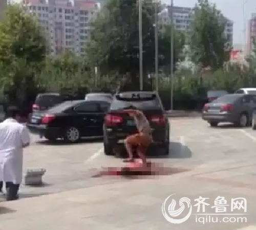 視頻中，一名男子趴在血泊中，另一名男子使勁踹他的頭部背部。（視頻截圖）