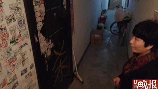 女子接到威胁电话 家门口被喷杀字(图)|威胁电话