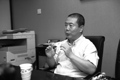 前天,方宏进在与律师商讨追款方案。京华时报记者 谭青 摄