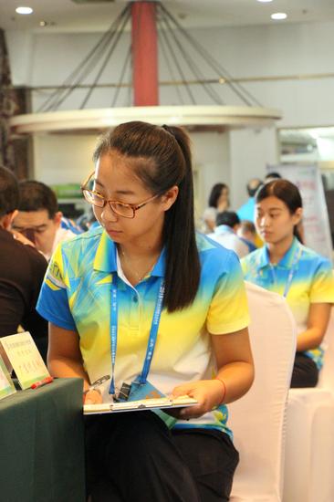 2,9月13日，第三届全国智力运动会五子棋项目在山东枣庄迎来首个比赛日。负责直播的志愿者认真记谱。