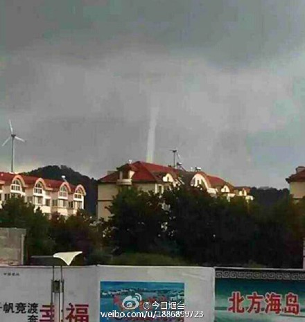 山東煙臺海域出現罕見"龍吸水"奇觀