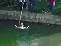 ■陈国山厨师把人托至岸边(左),下巴才让(右)已沉入水底。(视频截图)