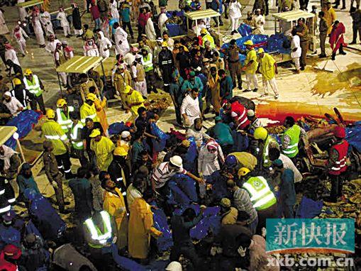 11日,救援人员在发生塔吊倒塌事故的伊斯兰教圣地麦加大清真寺作业。新华社发