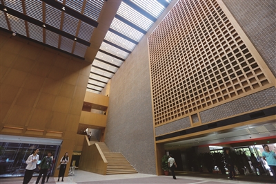 天大新校区迎万名学生报到 "最美建筑"图书馆启用