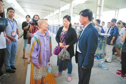 9月9日，分隔37年的李孝楠和李孝瓊兄妹在德陽火車站重逢。