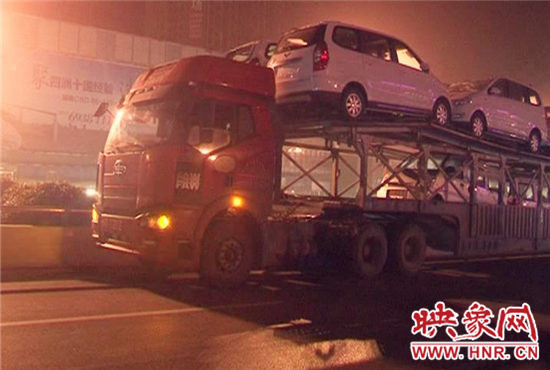 掉下來的汽車被摔得幾近報廢。