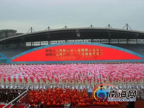 “快乐运动，逐梦天府”。9月12日上午10时，中华人民共和国第九届残疾人运动会暨第六届特殊奥林匹克运动会在成都双流体育中心开幕。此次海南代表团派出64名运动员参加6个项目的角逐。