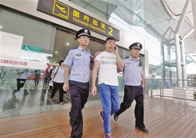 拖欠20万元补偿款不还 老赖上飞机前被司法拘留