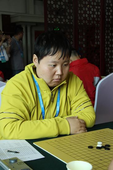 3,9月13日，新科五子棋世锦赛冠军祁观在团体赛上对弈。