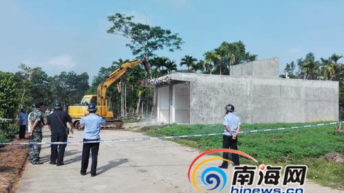 南国都市报9月12日讯(记者吴岳文 文/图)屯昌乌坡镇建设风情小镇,宅基地价格飙升,村民找来开发商王光亮合作,10亩农田变身宅基地,王光亮先后投入几十万元建房修路。这一切都逃不过执法人员的眼睛。9月10日上午,屯昌县土地和规划建设综合执法局出动几十名警力和炮车,强制拆除乌坡镇2栋违法建筑和3条近200米长的水泥路。开发商的发财梦破碎。
记者在乌坡墟居委会辖区看到,这2栋楼房建在农用地里格外显眼,随着炮车轰鸣,楼板应声而倒。“王老板损失大了,搞违建付出的代价太惨重,要不得啊!”围观的群众议论纷纷。
“这次亏大了,几万元打了水漂。”其中一间违建的业主谭声忠后悔莫及。
“现在不少人都带着侥幸心理,占用农用地建房,我们将坚决打击,绝不手软。”屯昌县土地和规划建设综合执局局长林川表示。
记者了解到,1995年,屯昌乌坡镇乌坡墟居委会第五经济合作社将大通坡一块面积为10亩的集体农用地发包给张敬雄、陈利种植,租期30年。3年后,承包者将该地转包给黄永昇经营。因乌坡镇要打造风情小镇,镇墟周边的宅基地价格飙升,且供不应求。该经济社社长李召群等人打算将这块地开发为宅基地,但苦于没有资金,便找老板王光亮合作。2012年10月26日,该经济社和王光亮签订了《开发协议书》,几十户村民也签名按了手印。
该地被规划为94间宅基地,每间长20米、宽4.2米。其中33间归经济社用于安排村民建房,剩余61间归王光亮所有。王光亮在未办理农用地转为建设用地审批的情况下,擅自平整土地,浇灌两横一纵水泥道路,占地面积1600平方米。2013年,王光亮在自己分得的其中一块宅基地上建了楼房,占地面积151平方米。村民谭声忠也在所分得的宅基地上建了占地70平方米的楼房。
因王光亮非法受让集体土地,擅自改变土地性质。今年7月,屯昌县国土局向王光亮下达行政处罚决定书。经有关部门协调,33名农户自愿把所签订的土地开发及划分协议交还经济社并声明作废。王光亮也声明该协议作废。
“我只有初中文化,对国家的土地管理政策不了解。因该经济社没有钱,我便提出了以宅基地换资金的方式合作开发建设,先后投入了几十万元,没想到犯了法。”王光亮懊悔地说。