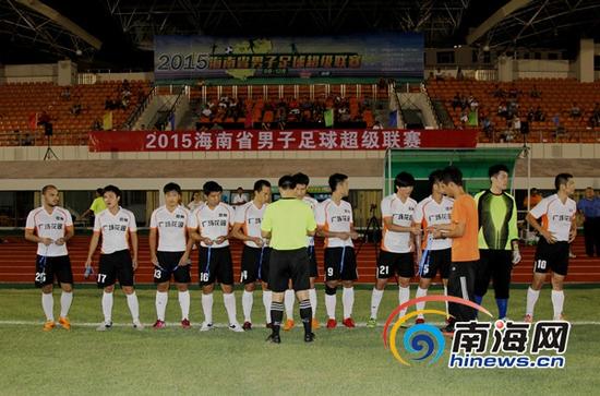 裁判在赛前正在核实儋州队球员的身份信息(南海网记者陈望摄)