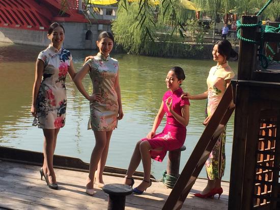 南航空姐與清明上河園的美麗瞬間